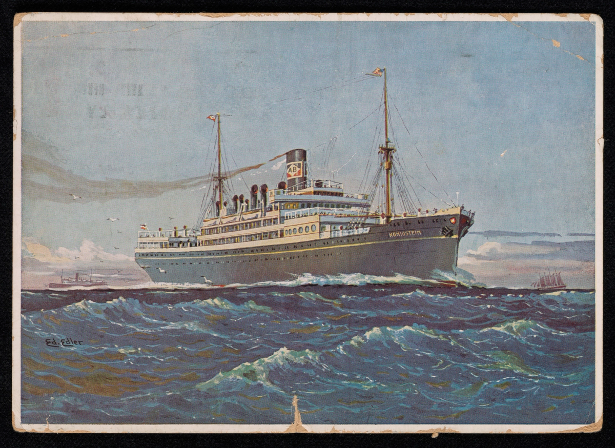 Carte postale illustrée d’une lithogravure montrant un grand paquebot naviguant sur une mer agitée sous un ciel partiellement nuageux.
