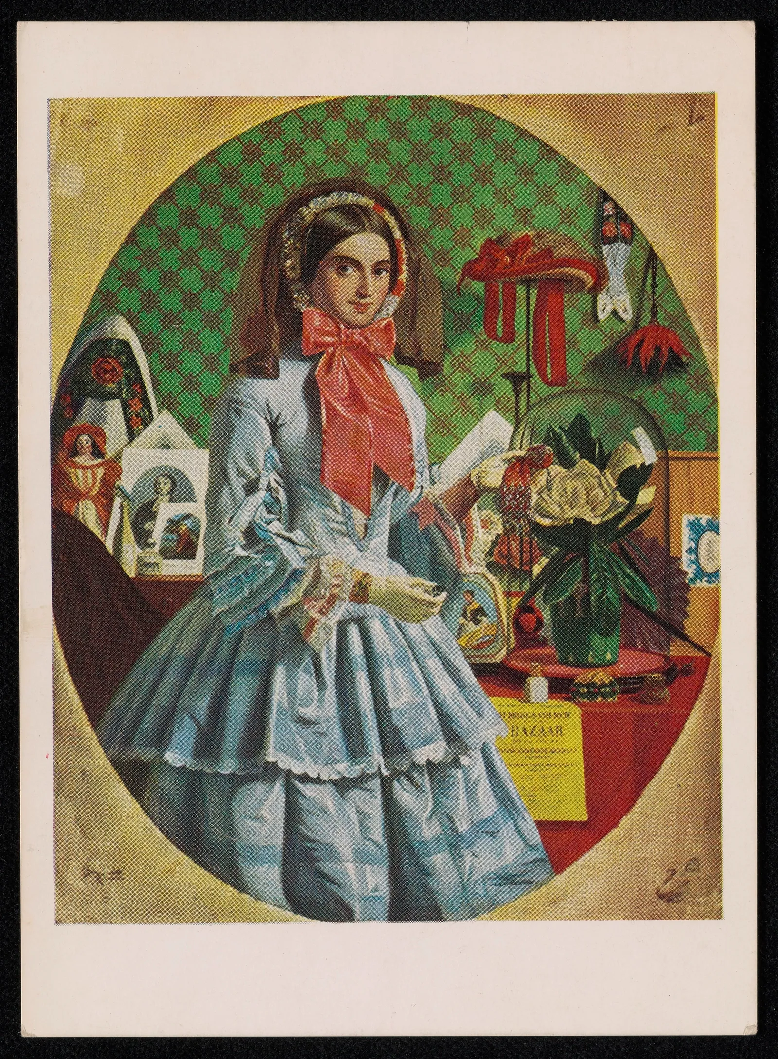 Carte postale montrant une jeune femme en robe bleue, posant dans un intérieur décoré et regardant directement le spectateur.