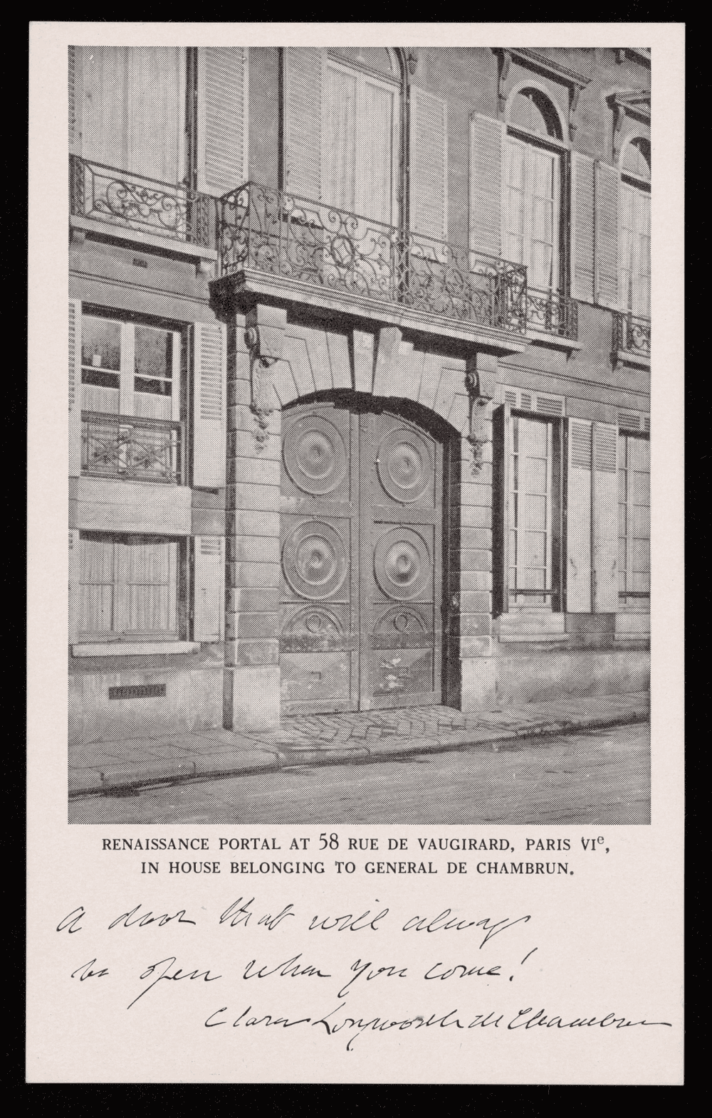 Carte postale en noir et blanc montrant une porte parisienne ornée de ferronneries, avec une inscription manuscrite au bas de l'image.
