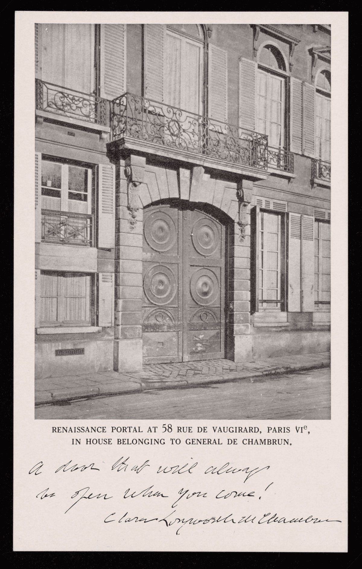 Carte postale en noir et blanc montrant une porte parisienne ornée de ferronneries, avec une inscription manuscrite au bas de l'image.