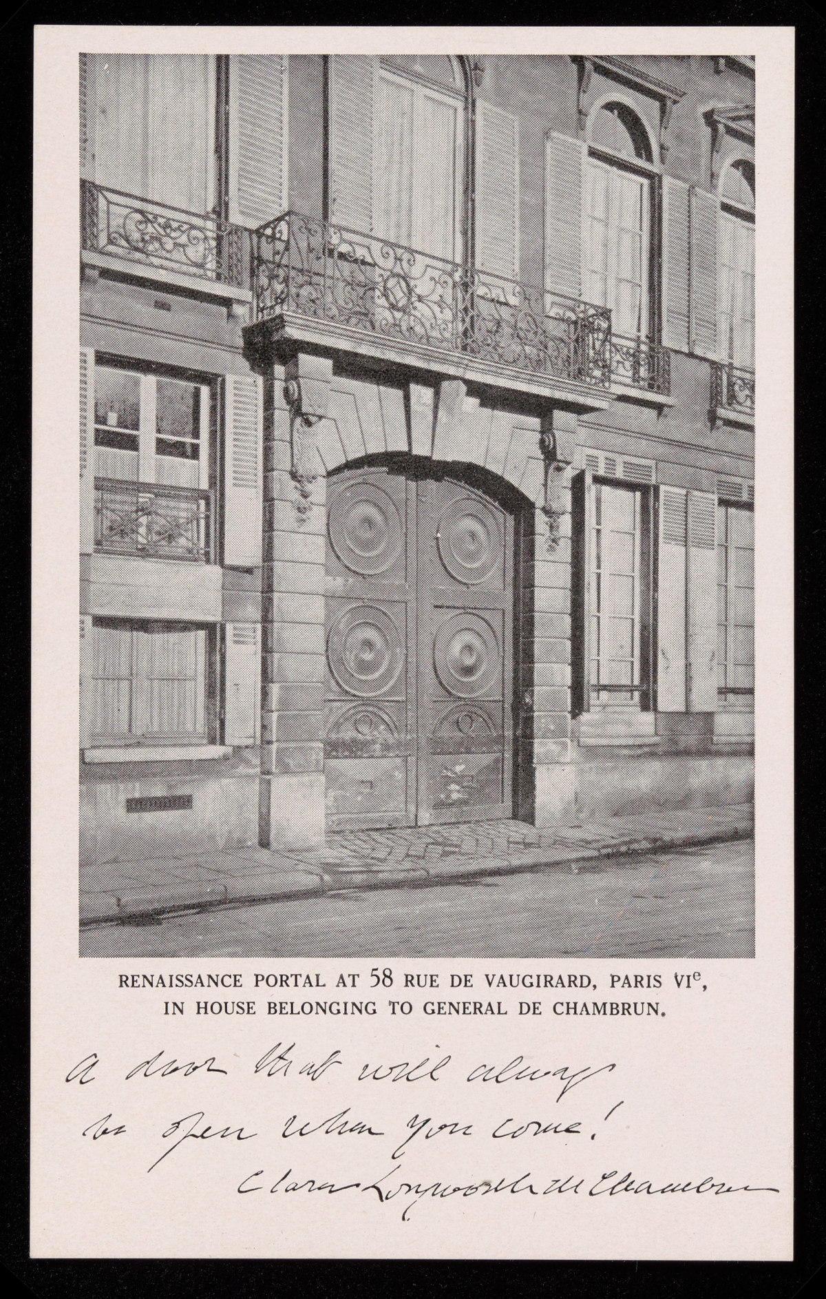 Carte postale en noir et blanc montrant une porte parisienne ornée de ferronneries, avec une inscription manuscrite au bas de l'image.