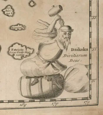 Détail d'une carte gravée : Daikoku, divinité de la richesse, assis sur des sacs de riz, lève son maillet, avec l'inscription latine « Daikoku Divitiarum Deus » et des noms d'îles dans les marges.