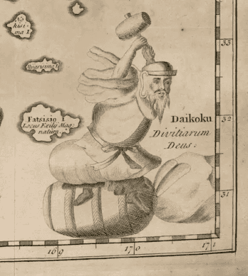 Détail d'une carte gravée : Daikoku, divinité de la richesse, assis sur des sacs de riz, lève son maillet, avec l'inscription latine « Daikoku Divitiarum Deus » et des noms d'îles dans les marges.
