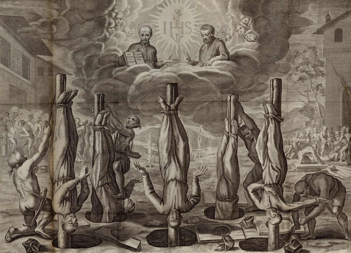 Gravure de supplice : cinq religieux suspendus par les pieds à des poteaux, la tête au-dessus de fosses, bourreaux au pied des poteaux ; au ciel, deux jésuites en gloire encadrent le monogramme IHS rayonnant, entourés d'anges.