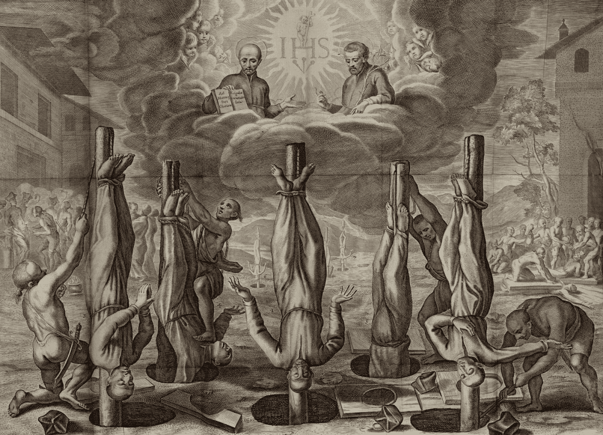 Gravure de supplice : cinq religieux suspendus par les pieds à des poteaux, la tête au-dessus de fosses, bourreaux au pied des poteaux ; au ciel, deux jésuites en gloire encadrent le monogramme IHS rayonnant, entourés d'anges.