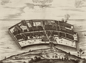 Vue aérienne gravée de l'îlot artificiel en éventail de Dejima, bordé d'entrepôts, entouré de bateaux, avec un cortège au premier plan sur la côte.