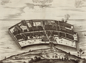 Vue aérienne gravée de l'îlot artificiel en éventail de Dejima, bordé d'entrepôts, entouré de bateaux, avec un cortège au premier plan sur la côte.