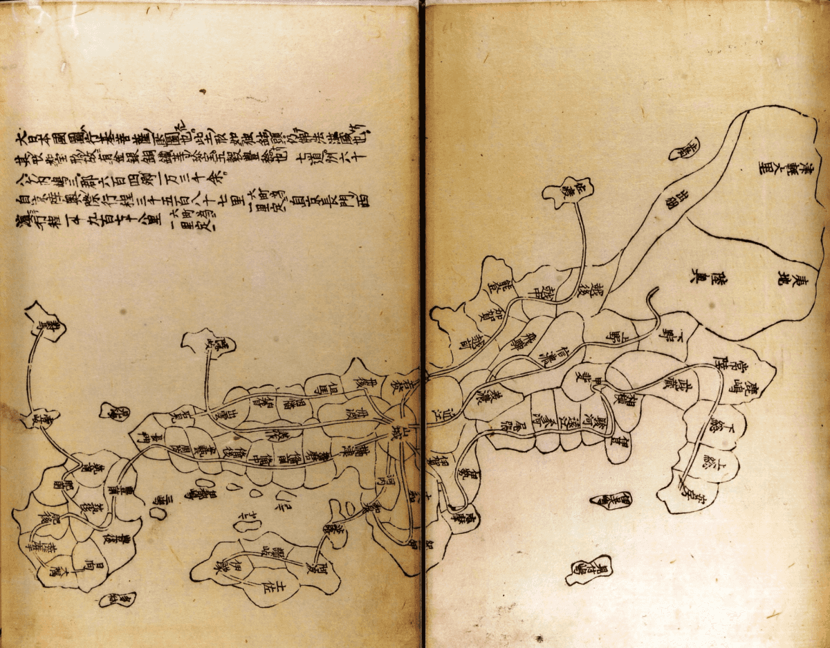 Page d'un ouvrage ancien : à gauche, colonnes de texte en caractères japonais ; à droite, carte schématique en noir et blanc de l'archipel aux provinces figurées par des formes globuleuses reliées par des tracés de routes, sans échelle ni relief.