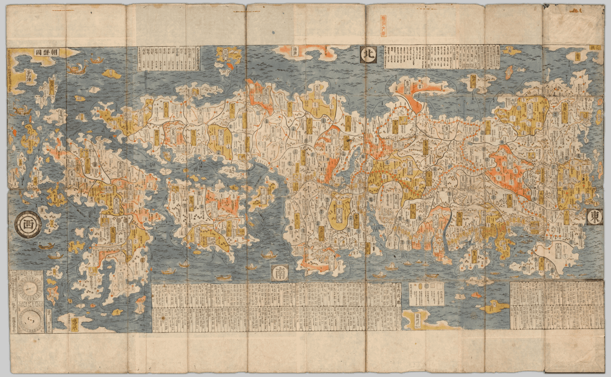Carte générale du Japon en couleurs sur fond bleu-gris figurant les mers : provinces colorées en aplats saumon, ocre et crème, reliées par des tracés de routes ; quatre points cardinaux encadrés aux marges, embarcations stylisées sur les eaux, encadrés de texte en bas et en haut.