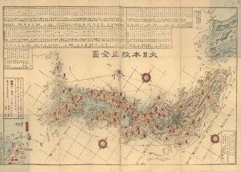 Carte générale du Japon en xylographie quadrichrome : quadrillage de longitude et latitude en rouge, provinces en aplats vert, jaune et rose, cartouches rouges indiquant les localités, trois roses des vents, légende colorée en bas à gauche, encart des îles Ryukyu en bas à gauche.