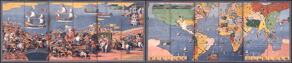 Paravent en deux volets : à gauche, scène de bataille animée avec cavaliers, fantassins en armures colorées et galères voilées ; à droite, planisphère peint aux teintes vives figurant les continents, bordé de médaillons et parsemé de navires sur les océans.
