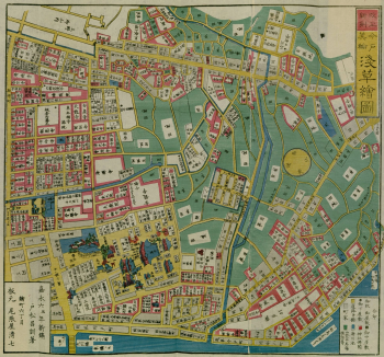 Détail d'un plan urbain d'Edo en xylographie quadrichrome : îlots de bâtiments encadrés en rose, rues en jaune, espaces verts en aplat vert, canaux en bleu ; représentation picturale d'un complexe de temples au centre, légende colorée en bas à droite.