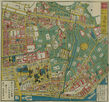 Détail d'un plan urbain d'Edo en xylographie quadrichrome : îlots de bâtiments encadrés en rose, rues en jaune, espaces verts en aplat vert, canaux en bleu ; représentation picturale d'un complexe de temples au centre, légende colorée en bas à droite.