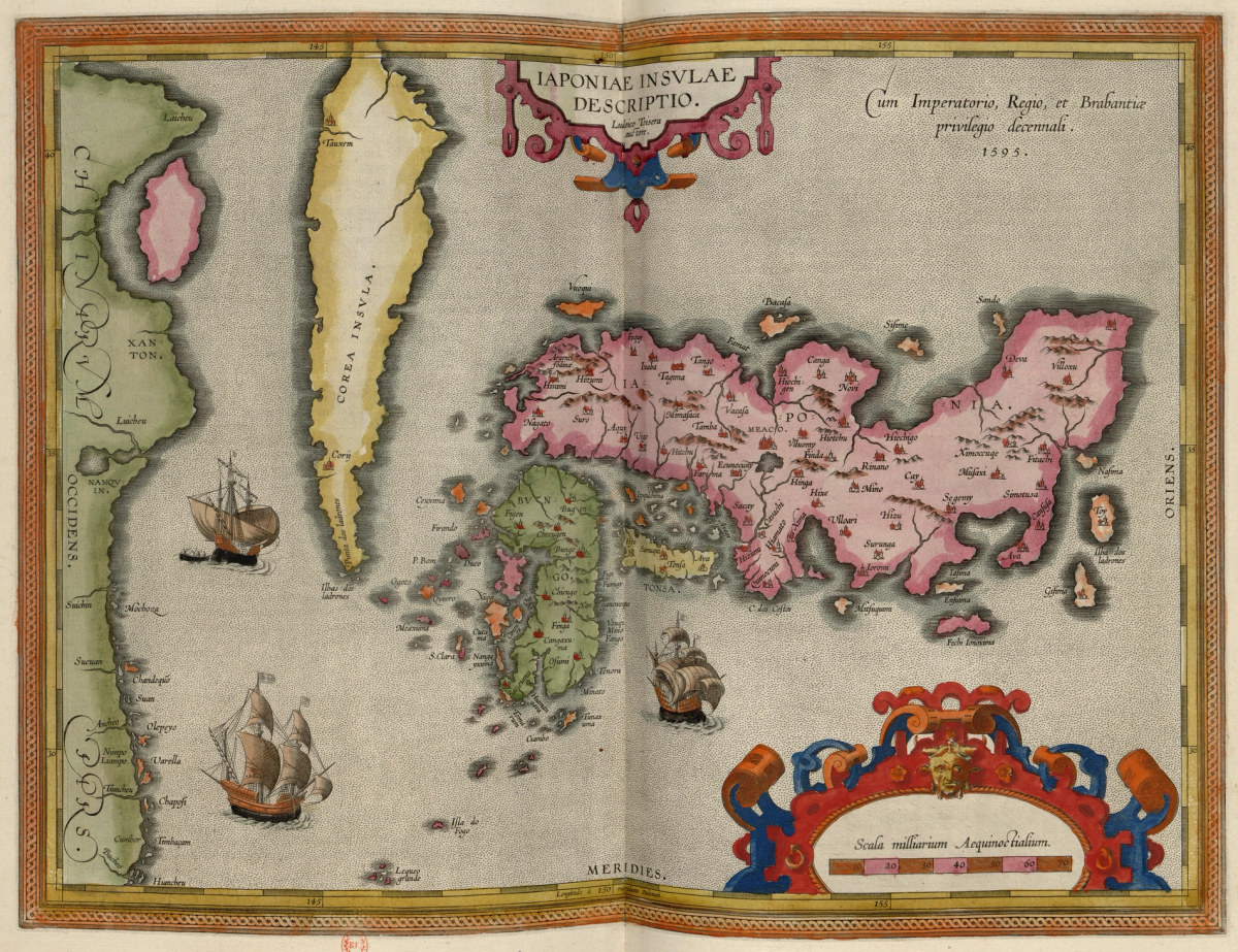 Carte enluminée de l'archipel japonais en aplats rose, jaune et vert sur fond beige, la Corée figurée en bande verticale à gauche ; trois voiliers illustrés sur les mers, cartouche ornemental au centre haut et échelle décorée en bas à droite, toponymes en latin.