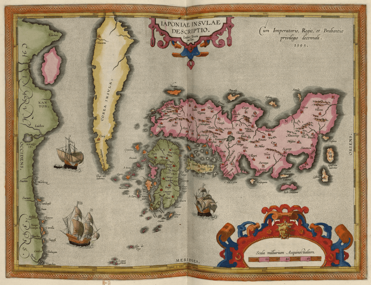 Carte enluminée de l'archipel japonais en aplats rose, jaune et vert sur fond beige, la Corée figurée en bande verticale à gauche ; trois voiliers illustrés sur les mers, cartouche ornemental au centre haut et échelle décorée en bas à droite, toponymes en latin.