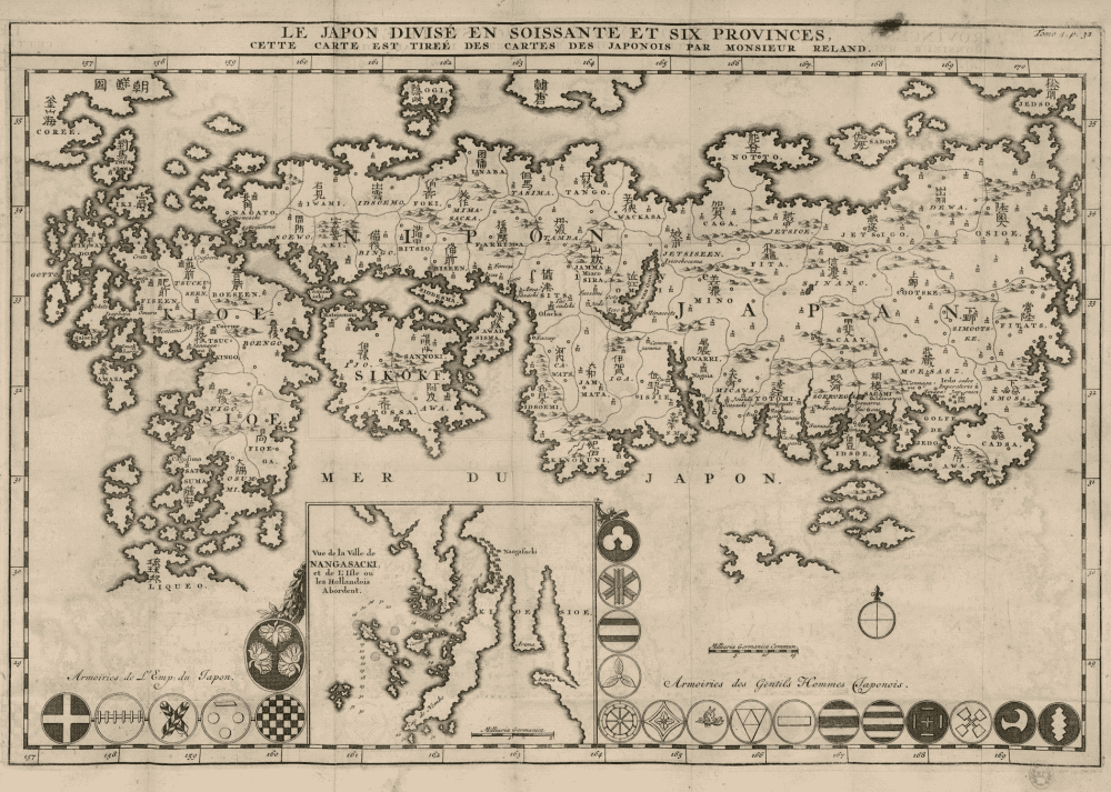Carte gravée en noir et blanc de l'archipel japonais divisé en provinces nommées en kanji et en transcription phonétique ; encarts en bas figurant une vue de Nagasaki, des armoiries impériales et des blasons de seigneurs japonais.