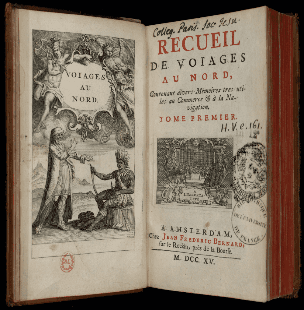 Double page du Recueil de voiages au Nord : frontispice gravé à gauche avec figures allégoriques et voyageur en costume exotique, page de titre à droite en rouge et noir avec vignette centrale et cachet de bibliothèque universitaire.