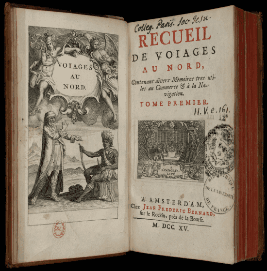 Double page du Recueil de voiages au Nord : frontispice gravé à gauche avec figures allégoriques et voyageur en costume exotique, page de titre à droite en rouge et noir avec vignette centrale et cachet de bibliothèque universitaire.
