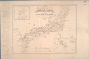 Carte au trait fin en noir et blanc de l'archipel japonais : encart de l'île d'Ezo en haut à gauche, cartouche calligraphié au centre haut, carte de la baie de Nagasaki en bas à droite, ligne de côtes de Corée à gauche.