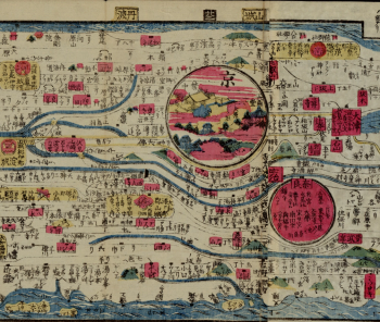 Détail de carte itinéraire en xylographie quadrichrome : réseau de voies figuré par des bandes bleues et jaunes sur fond crème, cartouches roses jalonnant les étapes ; médaillon circulaire central représentant Kyoto avec ses toits de temples et collines, second médaillon rose à droite pour Nara.