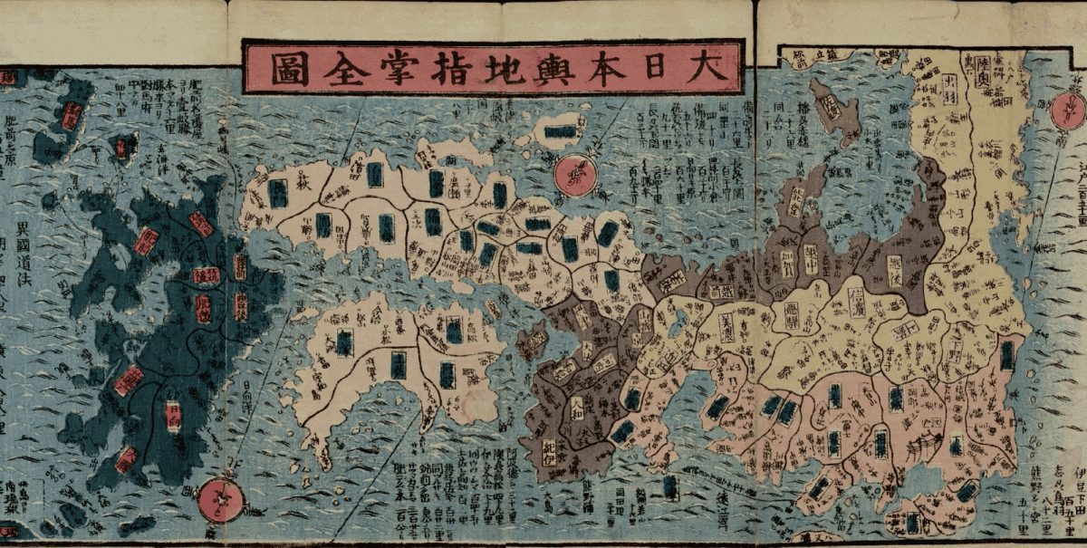 Vue générale de l'archipel japonais extraite de la carte itinéraire : provinces en aplats saumon, mauve et crème sur mer bleue à ondes blanches, noms de provinces en cartouches bleus, médaillons rouges aux points cardinaux, titre en caractères japonais dans un encadré rose en haut.
