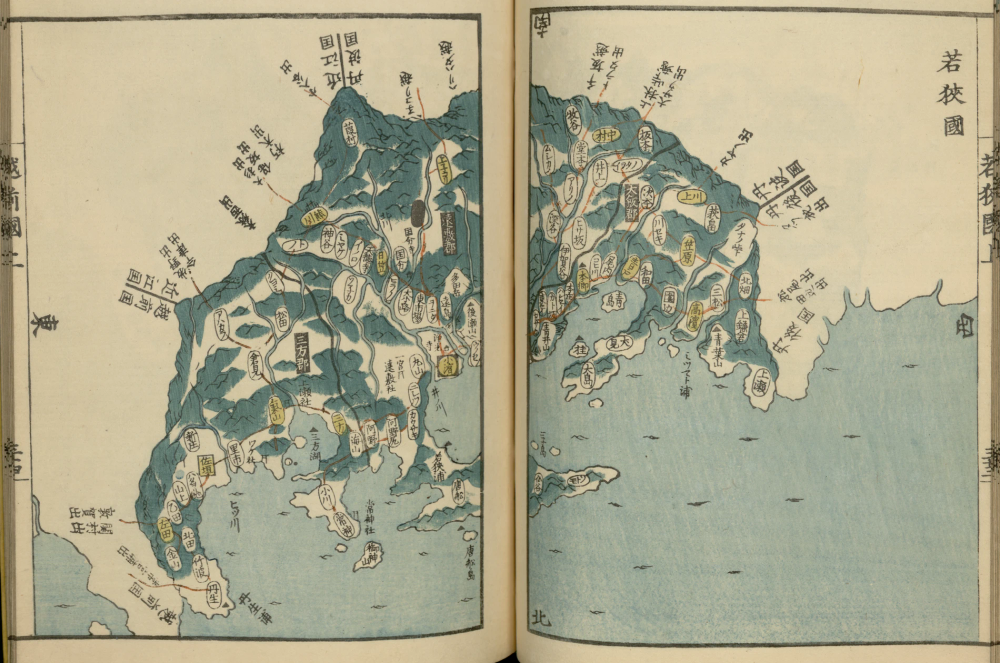 Double page de l'atlas Kokugun Zenzu en xylographie quadrichrome : péninsule côtière sur fond bleu-vert, localités encadrées en ovales jaunes et blancs reliées par des tracés de routes rouges, reliure visible au centre.