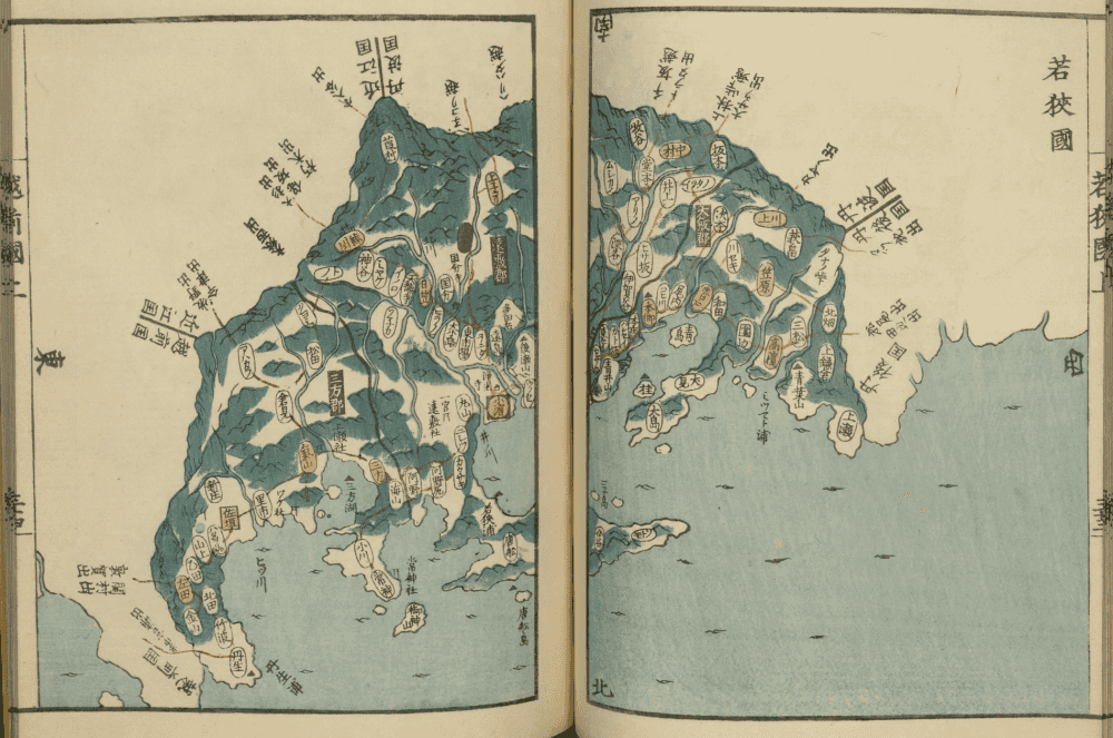 Double page de l'atlas Kokugun Zenzu en xylographie quadrichrome : péninsule côtière sur fond bleu-vert, localités encadrées en ovales jaunes et blancs reliées par des tracés de routes rouges, reliure visible au centre.