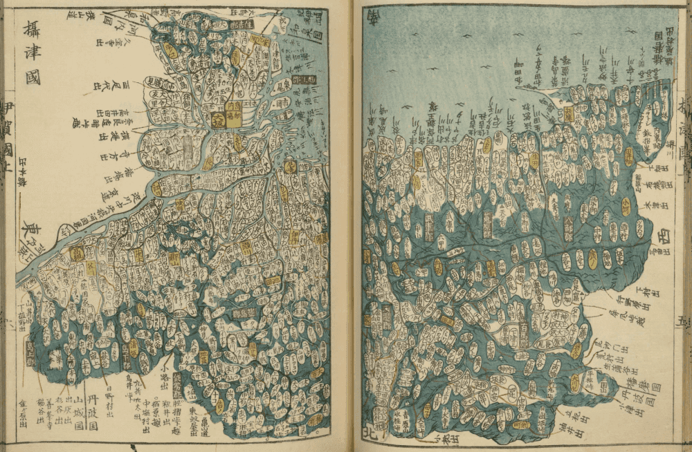 Double page de l'atlas figurant une baie très découpée : dense réseau de localités en cartouches ovales blancs et jaunes sur fond bleu-vert, canaux et bras de mer s'insinuant entre les terres, cartouches dorés indiquant les chefs-lieux de districts.