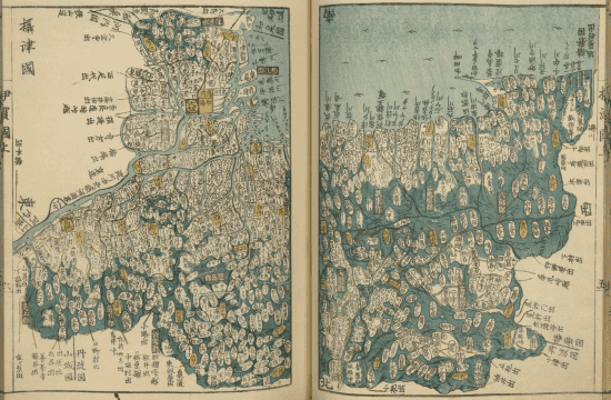 Double page de l'atlas figurant une baie très découpée : dense réseau de localités en cartouches ovales blancs et jaunes sur fond bleu-vert, canaux et bras de mer s'insinuant entre les terres, cartouches dorés indiquant les chefs-lieux de districts.