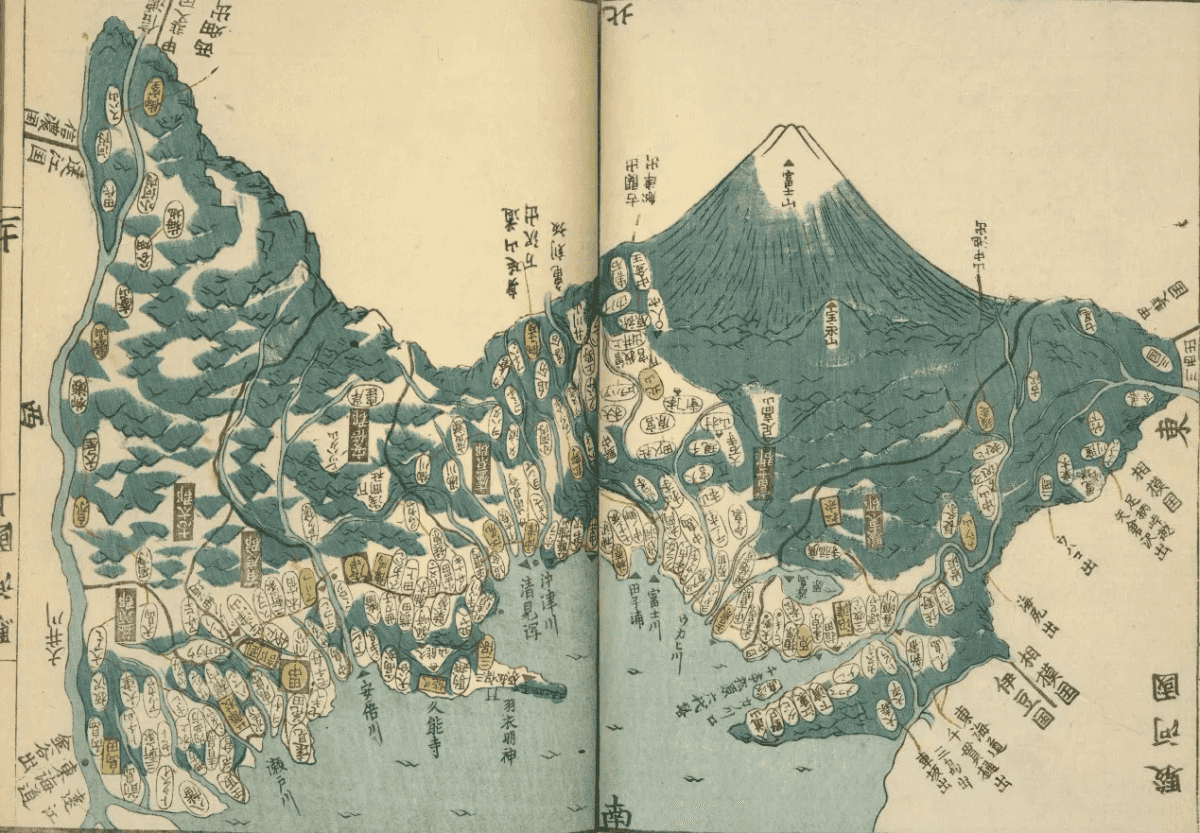 Double page de l'atlas figurant le mont Fuji en vue à vol d'oiseau : cône enneigé dominant la composition, flancs bleu-vert striés de ravines, provinces et localités en cartouches ovales jaunes et blancs sur fond bleu ondulé.