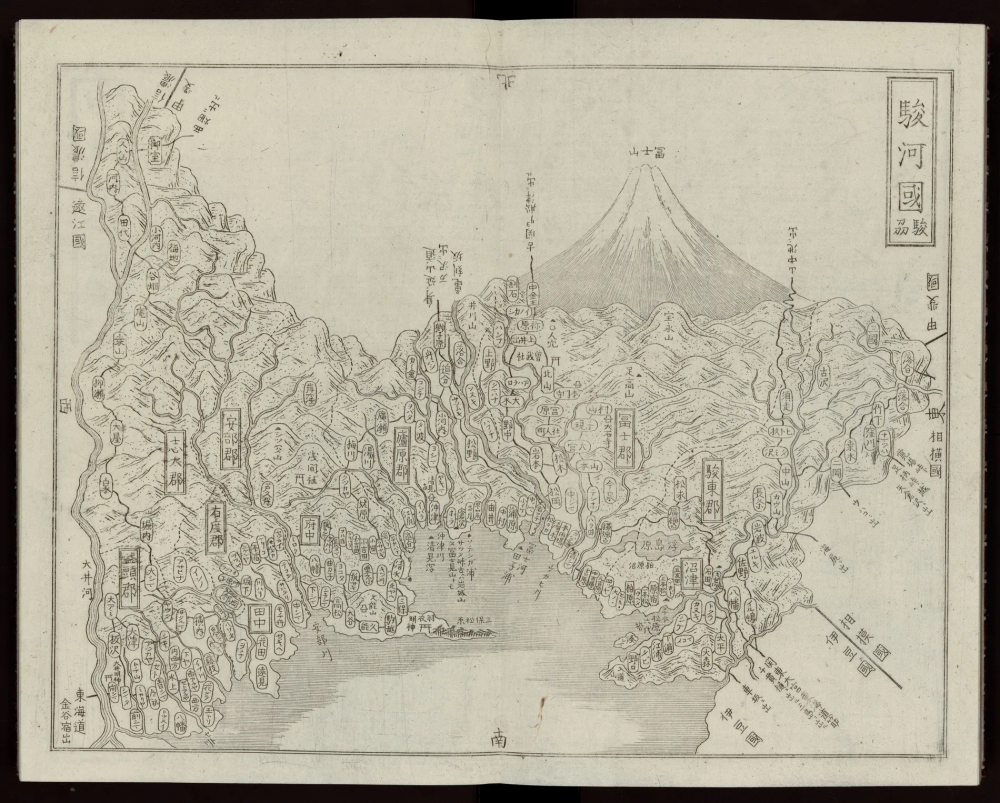 Carte de la province de Suruga gravée sur cuivre en noir et blanc : mont Fuji figuré en vue frontale dominant la composition, relief montagneux rendu par des hachures, localités et districts en cartouches rectangulaires et ovales, côte et estuaire au sud.