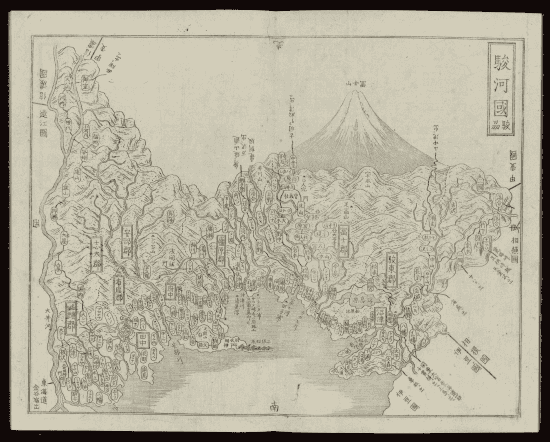 Carte de la province de Suruga gravée sur cuivre en noir et blanc : mont Fuji figuré en vue frontale dominant la composition, relief montagneux rendu par des hachures, localités et districts en cartouches rectangulaires et ovales, côte et estuaire au sud.