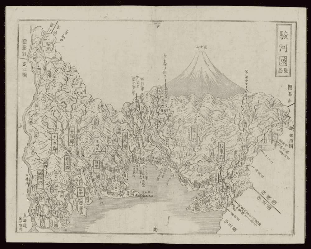 Carte de la province de Suruga gravée sur cuivre en noir et blanc : mont Fuji figuré en vue frontale dominant la composition, relief montagneux rendu par des hachures, localités et districts en cartouches rectangulaires et ovales, côte et estuaire au sud.