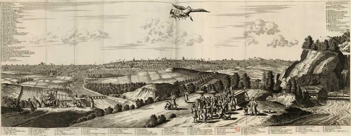 Vue panoramique gravée d'Edo en taille-douce : vaste paysage urbain s'étendant à l'horizon, vallée agricole et cortège de personnages en costume japonais au premier plan, cartouche volant sous forme d'oiseau portant le nom « IEDO », légende numérotée sur les deux marges.