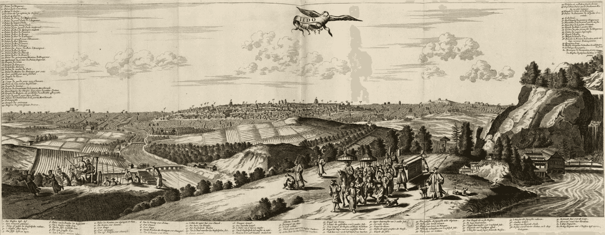 Vue panoramique gravée d'Edo en taille-douce : vaste paysage urbain s'étendant à l'horizon, vallée agricole et cortège de personnages en costume japonais au premier plan, cartouche volant sous forme d'oiseau portant le nom « IEDO », légende numérotée sur les deux marges.