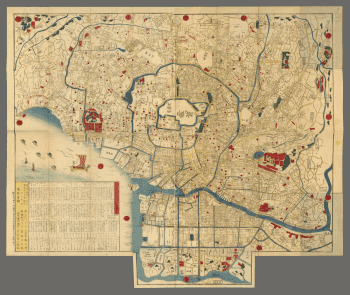 Plan général d'Edo en xylographie quadrichrome : château shogunal figuré comme espace vierge au centre, entouré de douves bleues en spirale concentrique, quartiers en blanc et jaune parsemés de cartouches rouges pour les temples, baie d'Edo avec voiliers à gauche, long bloc de texte en bas à gauche.