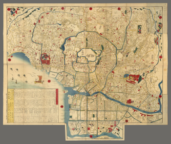 Plan général d'Edo en xylographie quadrichrome : château shogunal figuré comme espace vierge au centre, entouré de douves bleues en spirale concentrique, quartiers en blanc et jaune parsemés de cartouches rouges pour les temples, baie d'Edo avec voiliers à gauche, long bloc de texte en bas à gauche.