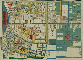 Carte du quartier de Yotsuya tirée de l'Edo kiriezu : dense tissu urbain en aplats blanc, jaune et vert séparés par un réseau de canaux bleus, îlots de résidences de clans guerriers en blanc dominant la composition, complexes de temples en jaune avec représentation picturale, rose des vents rouge au centre droit.