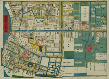 Carte du quartier de Yotsuya tirée de l'Edo kiriezu : dense tissu urbain en aplats blanc, jaune et vert séparés par un réseau de canaux bleus, îlots de résidences de clans guerriers en blanc dominant la composition, complexes de temples en jaune avec représentation picturale, rose des vents rouge au centre droit.