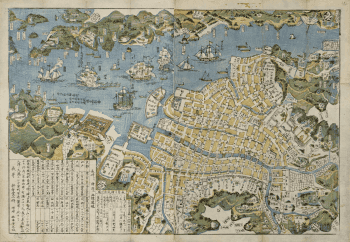 Plan de Nagasaki en xylographie quadrichrome : ville étagée sur les collines à droite, baie animée de nombreux voiliers occidentaux et d'embarcations asiatiques, île de Dejima figurée en encadré rouge au centre gauche, table de distances et légende en bas à gauche.