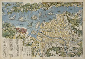 Plan de Nagasaki en xylographie quadrichrome : ville étagée sur les collines à droite, baie animée de nombreux voiliers occidentaux et d'embarcations asiatiques, île de Dejima figurée en encadré rouge au centre gauche, table de distances et légende en bas à gauche.