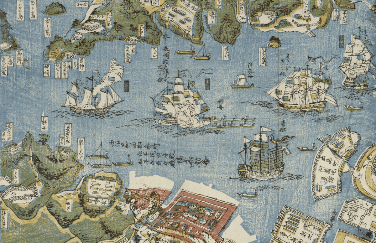 Détail du plan de Nagasaki centré sur la baie : navire a vapeur crachant de la fumée au centre, voiliers occidentaux a gréement carré, jonque chinoise aux voiles rectangulaires, île de Dejima visible en bas a droite, îlots et promontoires côtiers en arriere-plan.