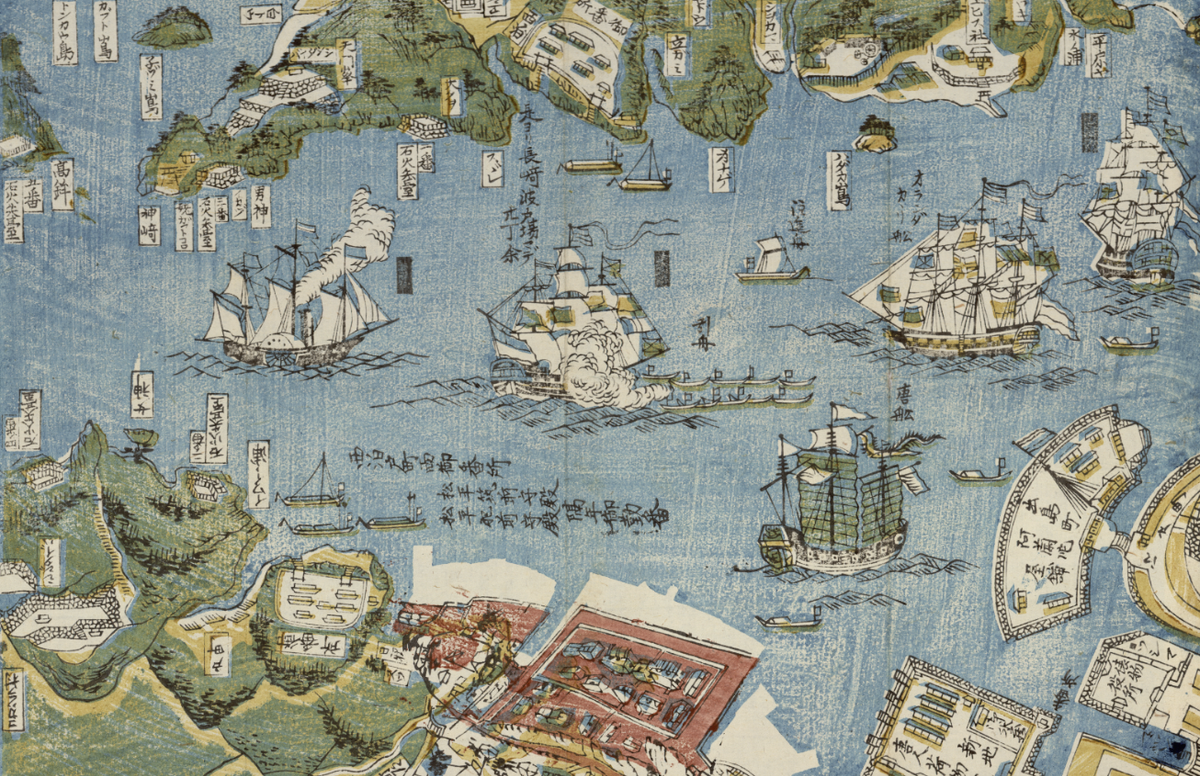 Détail du plan de Nagasaki centré sur la baie : navire a vapeur crachant de la fumée au centre, voiliers occidentaux a gréement carré, jonque chinoise aux voiles rectangulaires, île de Dejima visible en bas a droite, îlots et promontoires côtiers en arriere-plan.
