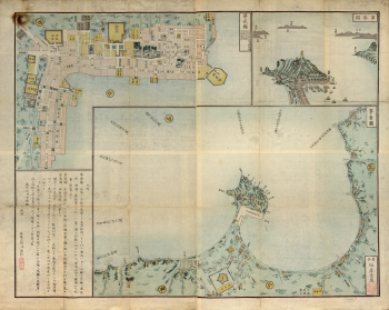 Plan de Hakodate en trois vues combinées : plan orthogonal de la ville portuaire en haut à gauche avec îlots en aplats jaune et rose, vue à vol d'oiseau de la presqu'île montagneuse en haut à droite, carte maritime de la baie à plus petite échelle en bas, points cardinaux en médaillons dorés.