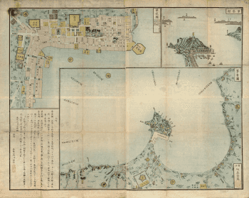 Plan de Hakodate en trois vues combinées : plan orthogonal de la ville portuaire en haut à gauche avec îlots en aplats jaune et rose, vue à vol d'oiseau de la presqu'île montagneuse en haut à droite, carte maritime de la baie à plus petite échelle en bas, points cardinaux en médaillons dorés.