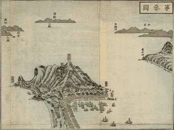 Vue à vol d'oiseau de la presqu'île de Hakodate : montagnes dominant la composition, ville dense de toits roses au pied des pentes, nombreuses embarcations à voile dans la rade, silhouettes de reliefs lointains légendés en arrière-plan.
