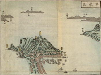 Vue à vol d'oiseau de la presqu'île de Hakodate : montagnes dominant la composition, ville dense de toits roses au pied des pentes, nombreuses embarcations à voile dans la rade, silhouettes de reliefs lointains légendés en arrière-plan.