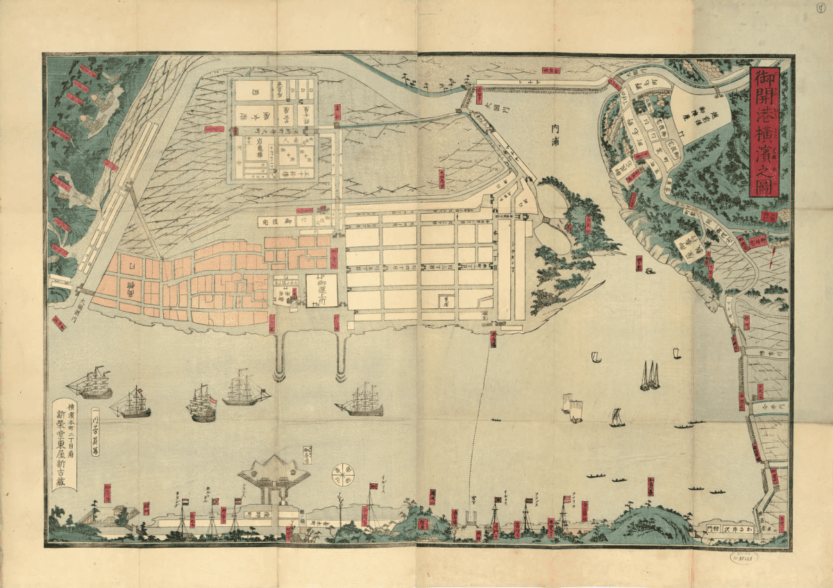 Plan général de Yokohama en xylographie quadrichrome : péninsule portuaire en aplats rose et blanc quadrillée de rues, baie ouverte au centre avec voiliers étrangers et navette en pointillés, littoral sud bordé de mâts arborant des drapeaux de nations étrangères identifiés par des cartouches rouges.