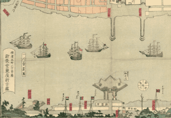 Détail du plan de Yokohama figurant la rade : cinq voiliers à gréement carré dont certains arborant des pavillons étrangers, débarcadères sectorisés en bas avec mâts nationaux identifiés, rose des vents circulaire à droite, îlot de bâtiments officiels au centre.