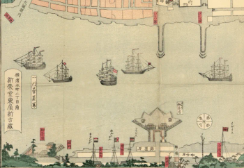 Détail du plan de Yokohama figurant la rade : cinq voiliers à gréement carré dont certains arborant des pavillons étrangers, débarcadères sectorisés en bas avec mâts nationaux identifiés, rose des vents circulaire à droite, îlot de bâtiments officiels au centre.